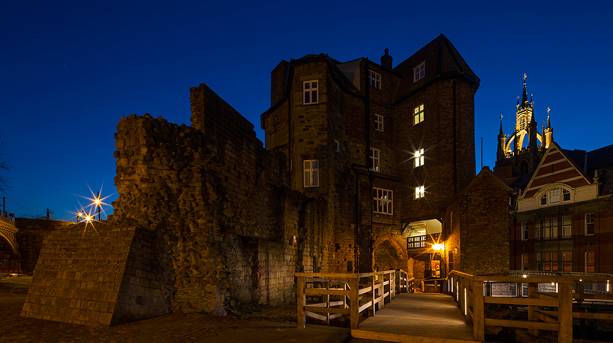 In case you missed it: Last week we published a beautiful new poem by Fahad Al-Amoudi, commissioned for our event <a href="/NewcastleCastle/">Newcastle Castle</a> and inspired by the building's bloody history.

Read it here: firstdraftmcr.wordpress.com/2019/09/13/a-b…