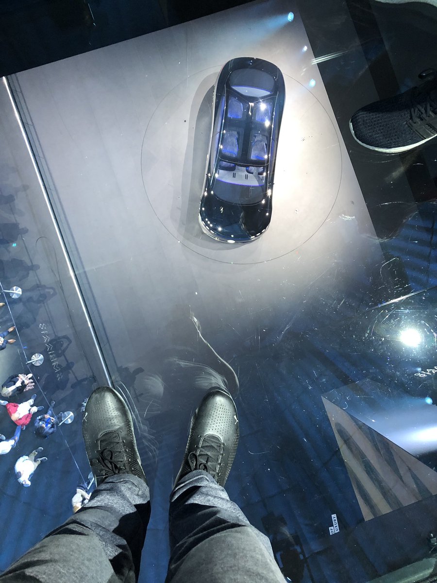 #IAA19 auf gehts. Nette Idee mit dem Glaswalk, <a href="/MercedesBenz_DE/">Mercedes-Benz Deutschland</a>! Trotzdem bisher der erste Eindruck: alles ganz schön klein geworden im Vergleich zum letzten Mal
