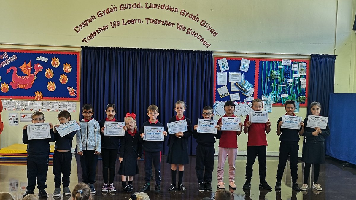 UpperRhymneyPS's tweet photo. Bees knees and workers of the week! #daiawn #firstcelebration https://t.co/HJP8ZIUGvP