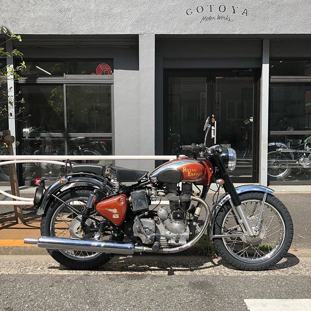 gotoya_m_w's tweet photo. 前後タイヤ交換、定番のダンロップ!
#royalenfield #oldbullet #bullet #classicbullet #vintagemotorcycle #vintagebike #gotoyamotorworks #ロイヤルエンフィールド #エンフィールド #ビンテージバイク #旧車 #タイヤ交換 #後藤屋モーターワークス https://t.co/L0CmIiTNqb https://t.co/xAlJ8aeMVO