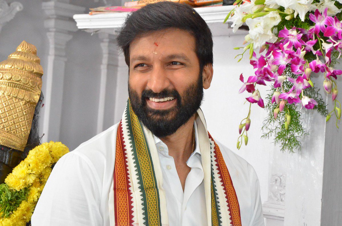 UrsVamsiShekar's tweet photo. #SVCC26 shoot started with Action Hero @YoursGopichand.
An action-adventure film directed by debutant #BinuSubramanyam. #SatishKurup handles the camera.
Music composed by Mani Sharma. Produced by BVSN Prasad. https://t.co/c3GvZxpZ0i