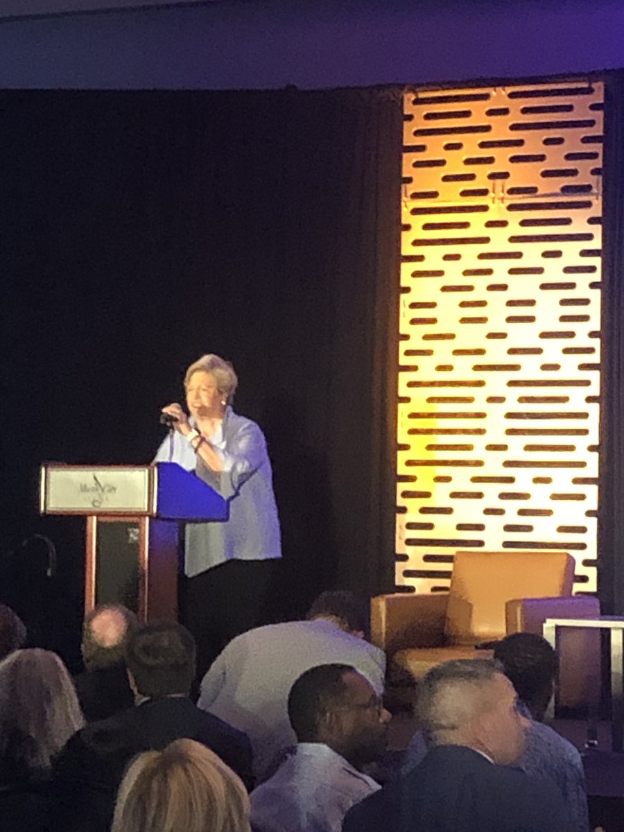 LeadershipTN's tweet photo. #LTClassII @joancronan receives “Hardwood Hero” honor @AmericanCancer Coaches V. Cancer-celebrating impact on & off court. Congrats @DamonHininger #LTClassVII & Cynthia Gibson #LTClassVI co-chairs. Henry Hicks & @markcate #LTClassII + @BethDeBauche #LTClassVII there to celebrate. https://t.co/ptFr1qYABs