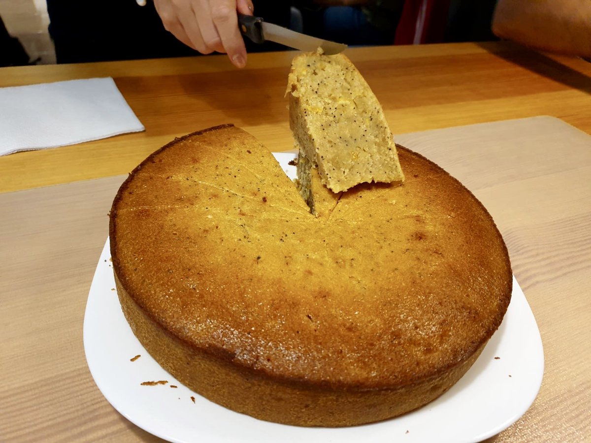 espacioerranTe's tweet photo. Es Viernes! Es #FridayCake en nuestro espacio de #coworking en el centro de #Granada. Gracias a nuestra #coworker Molly de https://t.co/BmOeY1sJQ8 - Spain Blog por este Bizcocho de limón y semillas de amapola. 😋😋 Y cómo se nota la operación retorno en el espacio!!!! #soyerranTe https://t.co/QZeYl5TyAr