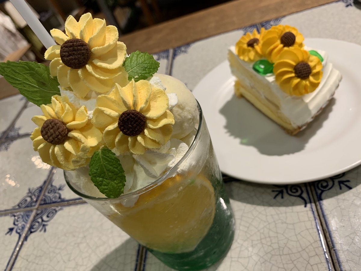 サンデーブランチ下北沢店 お知らせ ご好評いただいておりますひまわりのショートケーキとメロンクリームソーダですが 月末まで延長となりました 皆様のご来店をお待ちいたしております 下北沢カフェ 下北沢 Sundaybrunch ひまわりイエロー