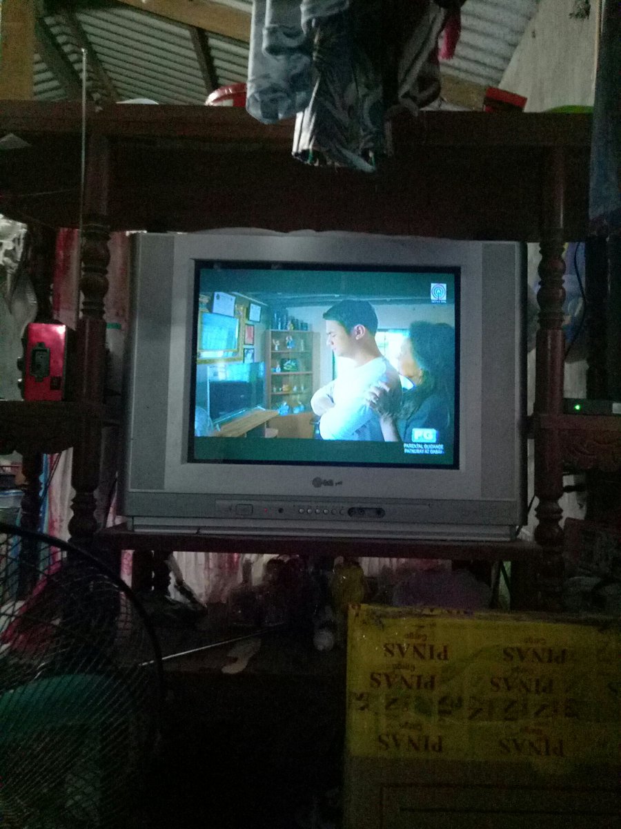 CindyFerraro7's tweet photo. Yung nakinood ka sa kapitbahay, para lang makapanood. 
#TinikSaPamilyaKo https://t.co/ylEHc9tTFM