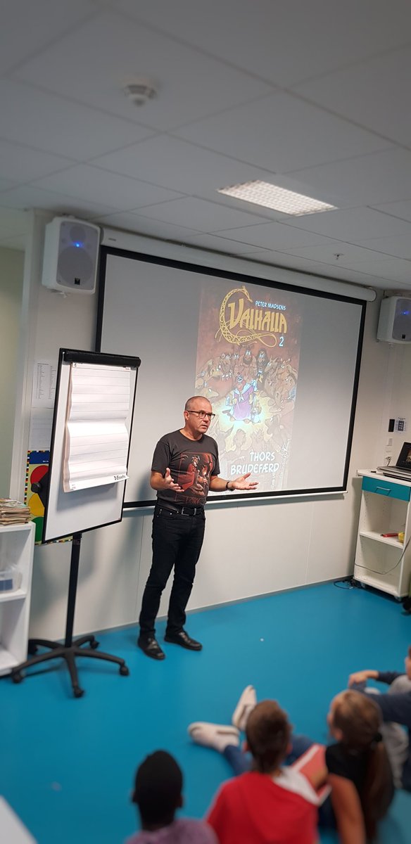 Landaasskole's tweet photo. HAPPY CARTOON DAY! Den danske tegneren Peter Madsen kom på besøk til 6.trinn i dag i forbindelse med temaet Tegneserier som de holder på med. https://t.co/dKPhDFEZy5 https://t.co/GTFizr7rS2