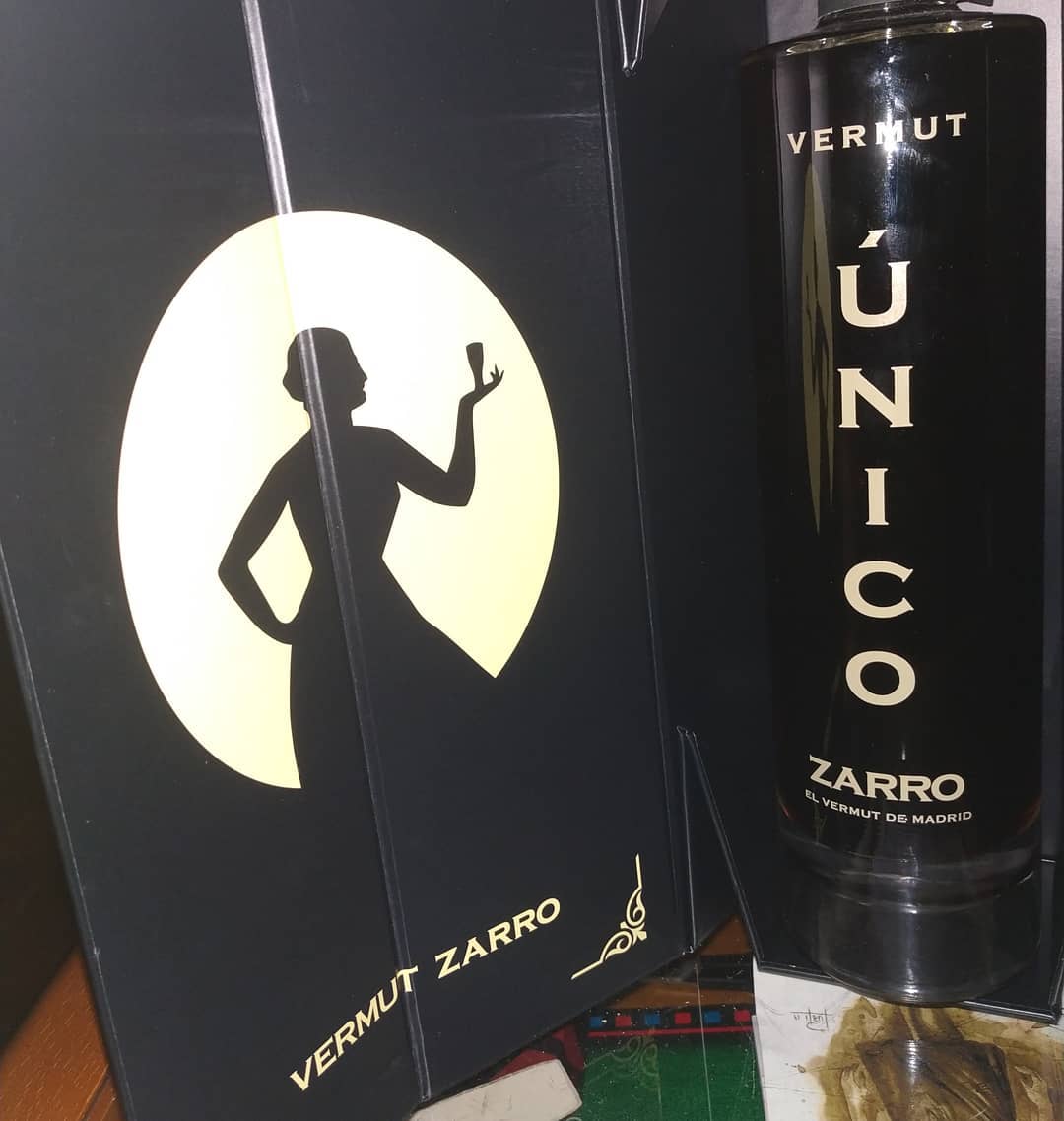 ¿El mejor regalo del mundo? ¡Vermut único sin lugar a duda! 🎁🎁
📷: <a href="/maribelraura/">Maribe 🐶🌊🐈💚</a>
.
.
.
#vermutzarro #vermutdemadrid #zarro #madrid #regalos #vermut #vermutunico #zarreando #vermuteando #verano #unico