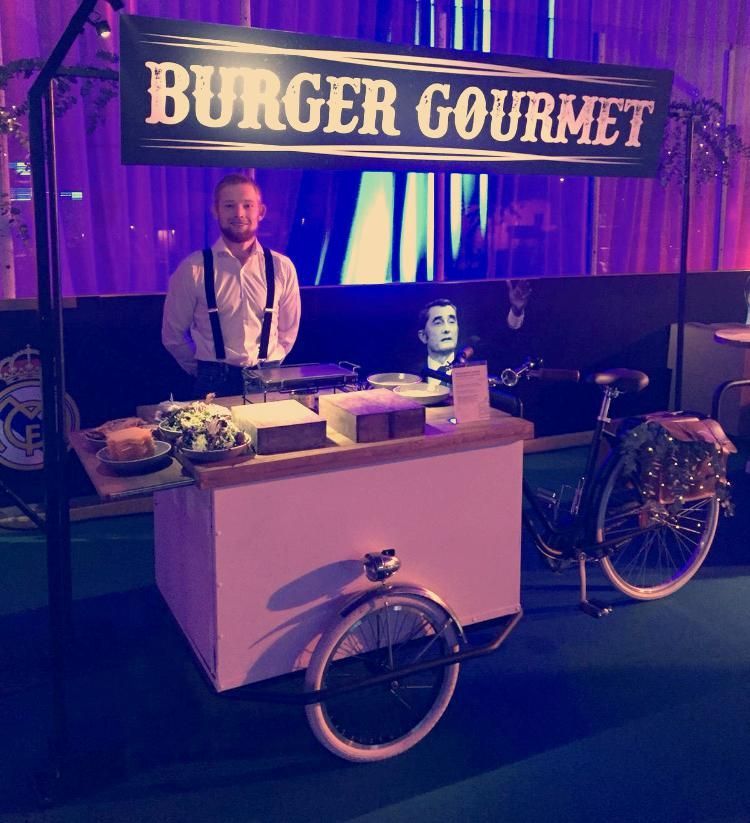 snackcarbcn's tweet photo. Pero, ¿quién asoma por ahí? ¿El míster? ¡Ya es #findesemana! #laliga #futbol #campnou #barça #cenasfutboleras #carritodehamburguesas #burgergourmet #carritosparaeventos https://t.co/xaoEv9IcjW