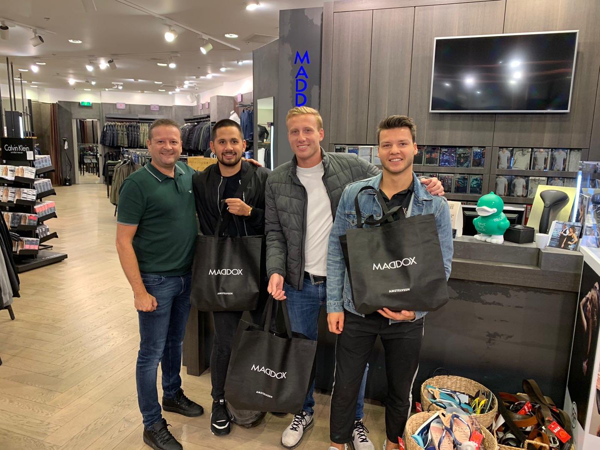 Beste Speler Competitie 2018/2019
Afgelopen week konden de spelers, nummer 1, 2 en 3, van de Beste Speler Competitie 2018/2019 van RODA ’23 weer hun prijzen ophalen bij sponsor Maddox.
•
#RODA23 #Bovenkerk #groenwit #BSC19 #BesteSpelerCompetitie #Maddox