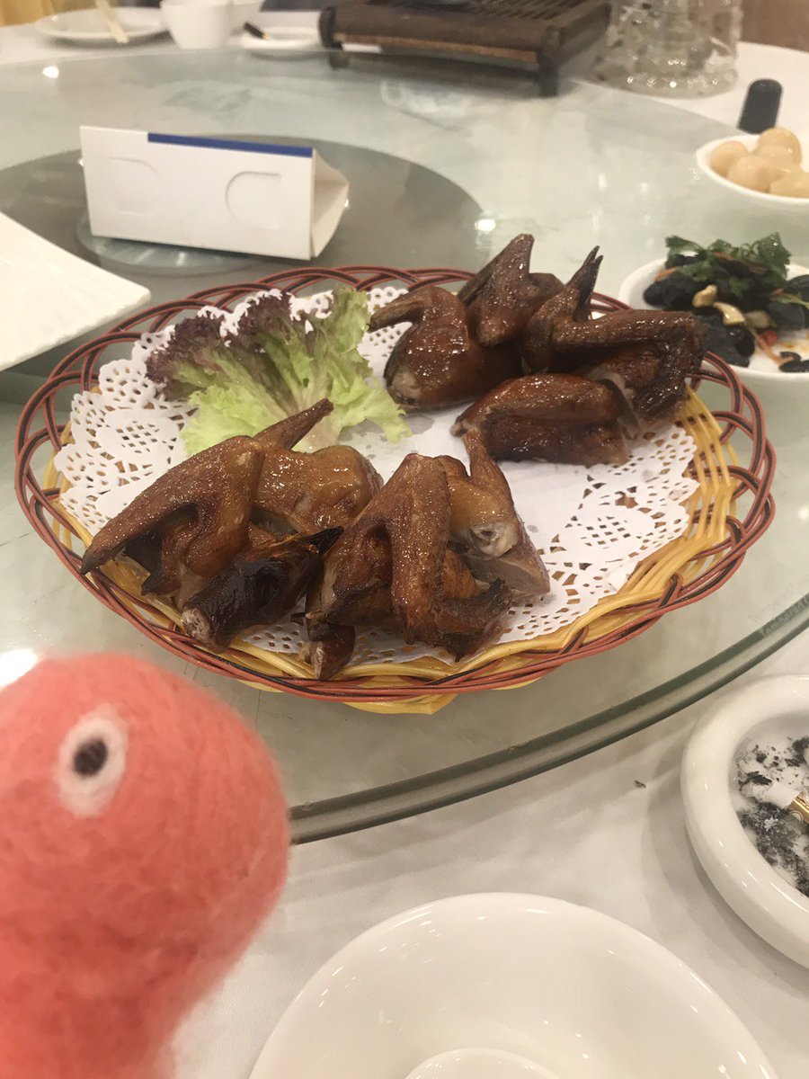 suchan_sullo's tweet photo. そしてはとたべたーじょ。はともかにもさかなもそのまんまーじょ。そのまんまーじょ。びみあんどびみーじょ。じょじょじょ。
#Sullo #中国出張 #フットサル #生地探し #ご馳走 #中華料理 #鳩 #カニ #魚 #まるまる #美味 #ハオツー https://t.co/9jMxf0Dn7T