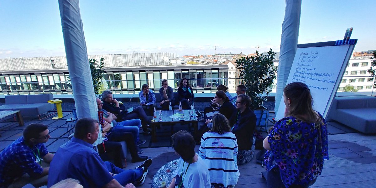 (.PMCampMUC): Schlechte Lichtverhältnisse für's Photo, aber eigentlich wollen wir euch ja nur zeigen, dass hier auch Sessions auf der Dachterasse laufen 😃 #pmcampmuc #pmcampmuc2019