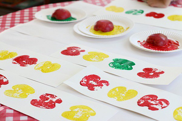 JCInteract's tweet image. Are you having a difficult time finding cards you really like for Rosh Hashanah? This apple print card could be just perfect! Here's the link to instructions on our arts and crafts page: jewishcareinteract.org/arts-and-crafts #RoshHashanah #FridayFunday