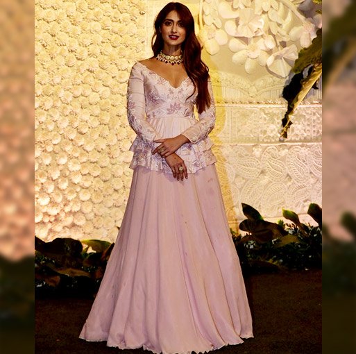 UtsavFashion's tweet image. CELEBS GO ETHNIC FOR BAPPA MORIYA
Here&apos;s what Bollywood celebs wore to the Ambani&apos;s Ganesh Chaturthi celebrations! The festive looks are so on-point!
.
.
#UtsavFashion #ModernYetRooted #CelebrateTheIndianExperience