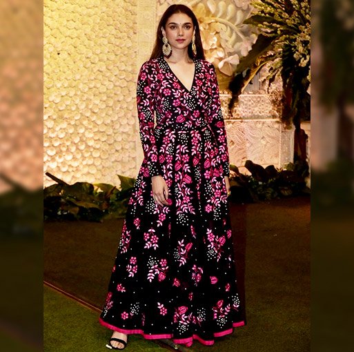 UtsavFashion's tweet image. CELEBS GO ETHNIC FOR BAPPA MORIYA
Here&apos;s what Bollywood celebs wore to the Ambani&apos;s Ganesh Chaturthi celebrations! The festive looks are so on-point!
.
.
#UtsavFashion #ModernYetRooted #CelebrateTheIndianExperience