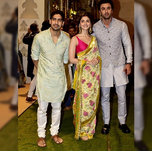 UtsavFashion's tweet image. CELEBS GO ETHNIC FOR BAPPA MORIYA
Here&apos;s what Bollywood celebs wore to the Ambani&apos;s Ganesh Chaturthi celebrations! The festive looks are so on-point!
.
.
#UtsavFashion #ModernYetRooted #CelebrateTheIndianExperience