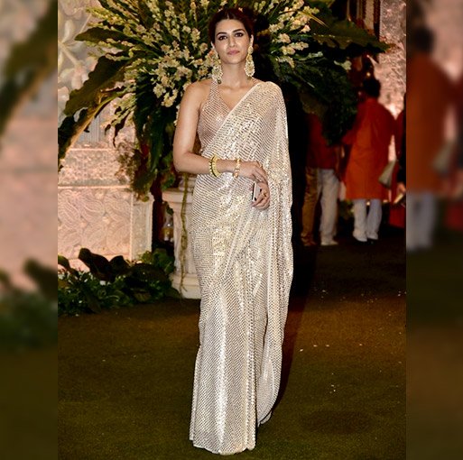 UtsavFashion's tweet image. CELEBS GO ETHNIC FOR BAPPA MORIYA
Here&apos;s what Bollywood celebs wore to the Ambani&apos;s Ganesh Chaturthi celebrations! The festive looks are so on-point!
.
.
#UtsavFashion #ModernYetRooted #CelebrateTheIndianExperience