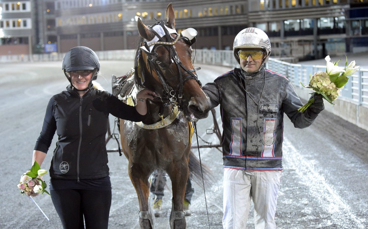 StallHurtig's tweet photo. Tackar fantastiska Au Gratin för en toppenprestation och därmed seger på v 86 på Solvalla i onsdags! 🥇👑🍾❤️ https://t.co/ghd2D1uwha