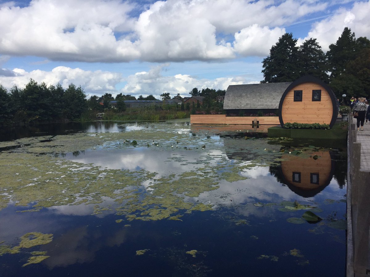 MaksMiddelkoop's tweet photo. Bezoek gebracht bij de Drijvende Tuinkamers in Boskoop. Een erg interessant concept en 100% circulair. #greenfloat #LEADERdag2019 https://t.co/U1qygHiM44