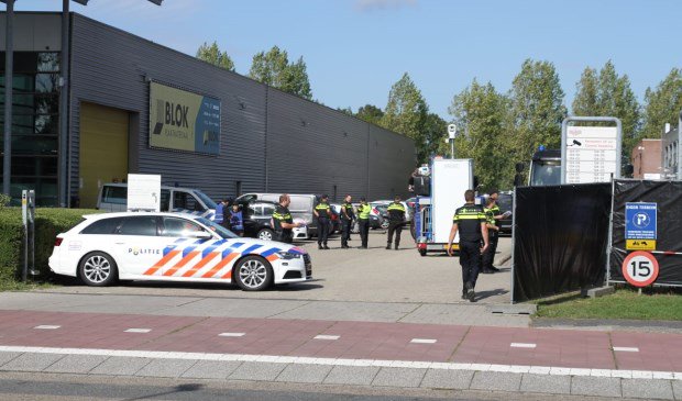 DeKennemer's tweet photo. Politie doet inval in telecombedrijven in Beverwijk BEVERWIJK De politie heeft donderdag op grote schaal invallen gedaan bij een aantal bedrijven aan de Parallelweg in Beverwijk. Aanleiding van de inval was dat er diverse signalen... https://t.co/nCs3G7Y4FP via @DeKennemer https://t.co/vUnGo9fRve