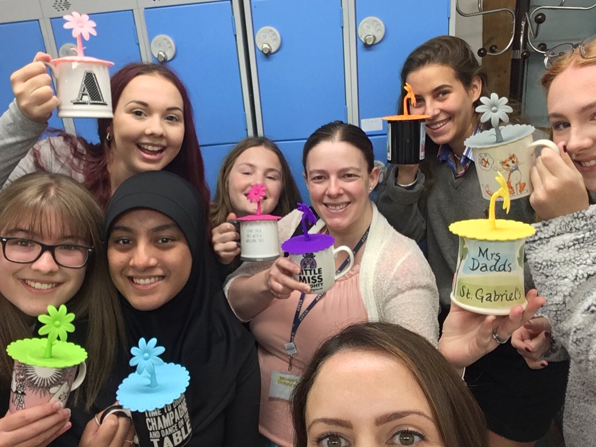 mrsdadds_psych's tweet image. 12S are super happy with their new coffee mug hats! #SafetyFirst #sixthformstyle #flowerpower @StGabsSixthForm