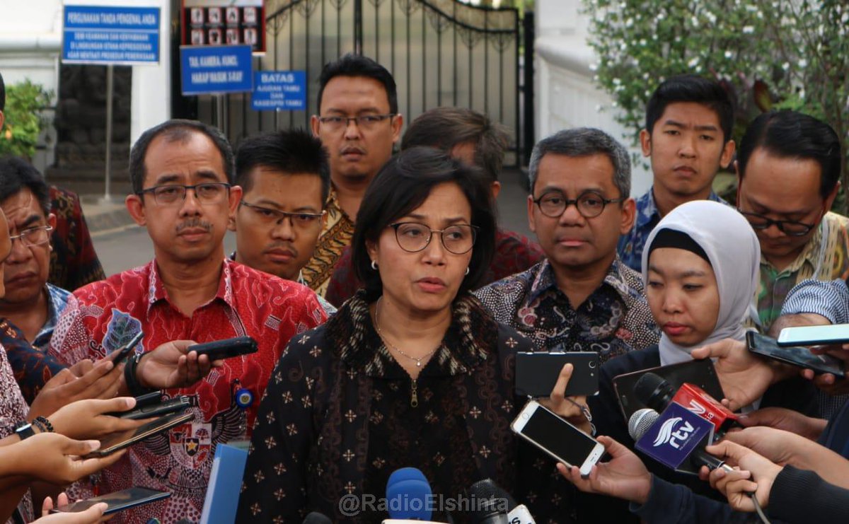 "Pemerintah putuskan menaikkan tarif cukai rokok sebesar 23% &amp; menaikkan harga jual eceran rokok sebesar 35% dr harga saat ini. Keputusan tersebut akan berlaku mulai 1 Januari 2020 mendatang." kata Menkeu Sri Mulyani usai rapat di Istana Kepresidenan Jakarta, Jumat (13/9). (Mus)