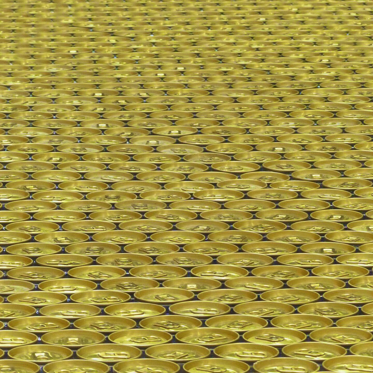 So wunderbar können kunstvoll arrangierte Dosen mit #tickleWater aussehen. Zur #BerlinArtWeek gibts bei uns nur heute die begehbare Installation DER SEE - morgen wird das Wasser befreit u die Dosen werden entsorgt. <a href="/BerlinArtWeek/">Berlin Art Week</a> <a href="/mvduelmen/">Moritz van Dülmen</a> <a href="/visitberlin/">visitBerlin</a> <a href="/PrenzlStimme/">Prenzlberger Stimme</a> <a href="/prenzlette/">prenzlette</a>