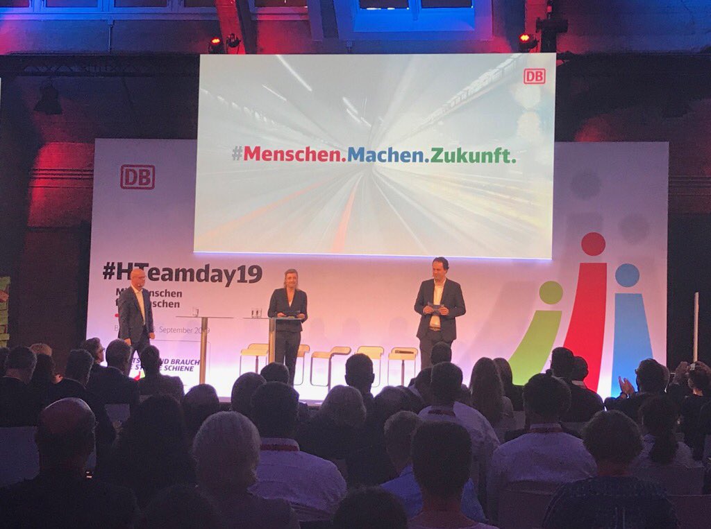 Um für die Arbeit der Zukunft bei der #DB fit zu sein, hinterfragen wir „alte“ Rahmenbedingungen, etablieren neue Formen der Zusammenarbeit und entwickeln Berufe und Tätigkeiten weiter. Dabei gilt Mitarbeiter werden zu Mitgestaltern. #HTeamday19 #menschenmachenzukunft