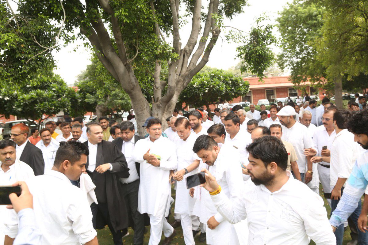 ashok4haryana's tweet photo. करोड़ों दिलों की आस्था संत शिरोमणी गुरू रविदास जी मंदिर के पुनर्निर्माण व लोगों को मंदिर परिसर में प्रार्थना करने की अनुमति देने के लिए दायर याचिका पर आज सुप्रीम कोर्ट में हुई सुनवाई। माननीय @AshokTanwar_INC  जी का प्रयास है कि इस मामले को शीघ्र निस्तारण करके मंदिर का निर्माण हो। https://t.co/obzv0qA8GA