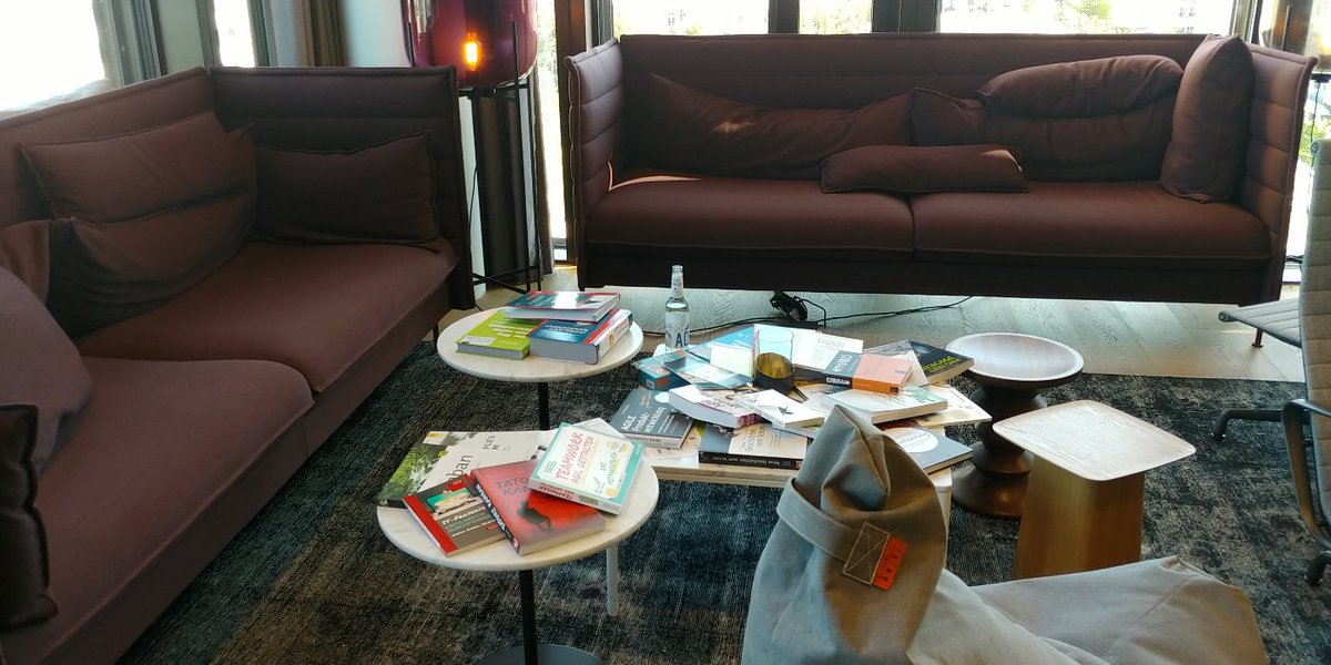 (.PMCampMUC): Leseecke mit Büchern von mind_any_Verlag, dpunkt_verlag, oreillyverlag und Hanser_Update. #pmcampmuc #pmcampmuc2019