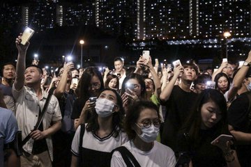 2019年9月10日，黃大仙廣場，市民一齊唱《願榮光歸香港》。 攝：Stanley Leung/端傳媒