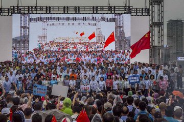 2019年8月17日，「守護香港大聯盟」在金鐘政府總部旁的添馬公園舉辦「反暴力、救香港」集會，大會主辦方稱共有47.6萬人參與；警方數據則稱最高峰時有10.8萬人參加。 攝：陳焯煇/端傳媒