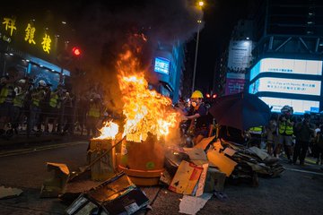 2019年9月6日，示威者在彌敦道上縱火。 攝：陳焯煇/端傳媒