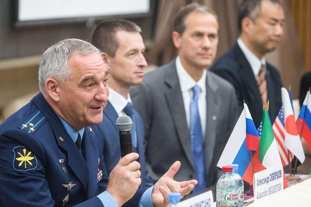 ahenk75's tweet photo. 6400 sun rises in 3 missions for #cosmonaut Alexander Skvortsov, 53yrs old. Here at Gagarin Cosmonaut Training Center in Star City, Russia (left) answering a reporter’s question June28 #ISS #Space #liveinspace @roscosmos https://t.co/zAGgjbXs6h