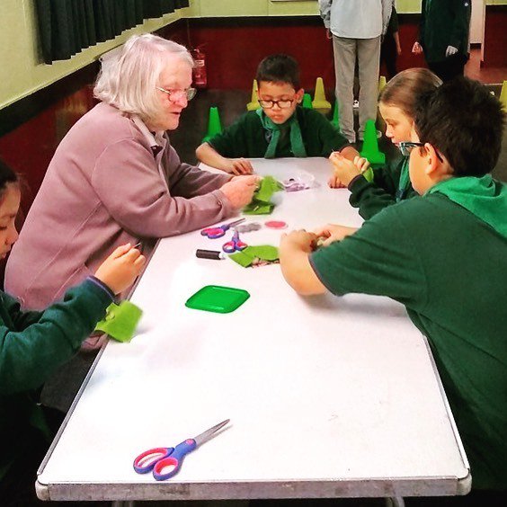 norfolkscouts's tweet image. 5th Norwich Cubs learning how to iron, sew on buttons, hula hooping, tie shoe laces and helping each other. #scoutsuk #scoutingfamily #cubscouts #lifeskills #skillsforlife #thesmallthingsmatter #sewing #ironing #learning ift.tt/2URv8DX