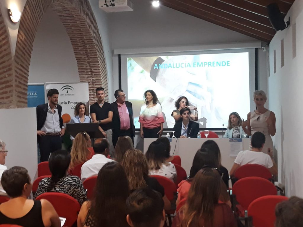 .@aemprende reúne en #Marbella a 70 personas para informar sobre las nuevas ayudas de @EmpleoJunta para autónomos. 

✅Nuestra directora gerente, @rosasiles destacó el papel clave de las personas #autónomas en la #EconomíaAndaluza.

🔗bit.ly/2kJlzJE

#JuntosSumamos