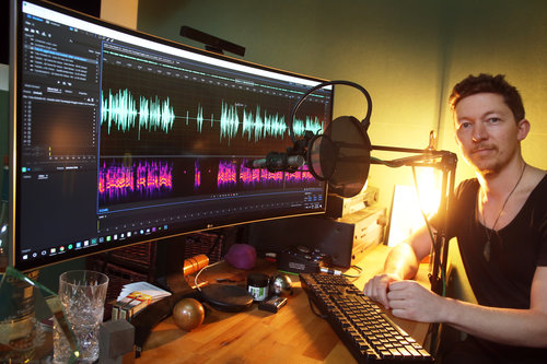 MapleStCreative's tweet photo. Drumroll please - we're starting the #VoiceoftheWeek to shout out our heroic voice artists. This week, @TobyRicketts stayed up way past his bed time to dial into a session all the way from New Zealand! Find Toby and other sleepless superstars at https://t.co/KiwDO81D5D ✊🎙️ https://t.co/ixxWi7kJqj