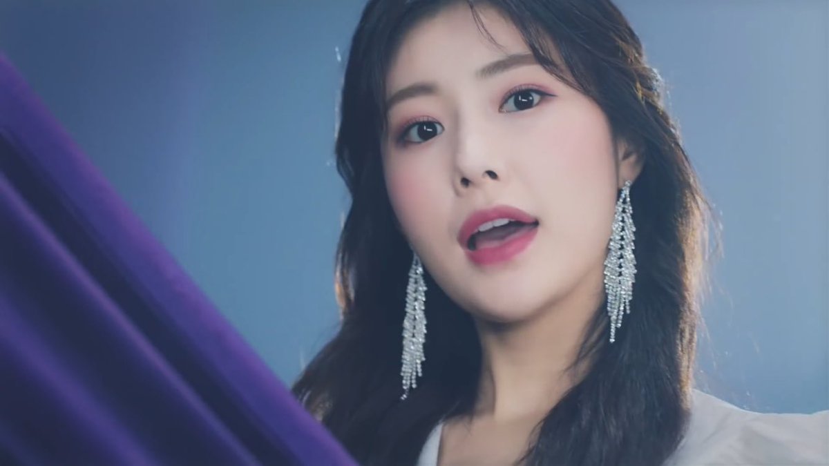 hyewonpic's tweet photo. vampire mv https://t.co/GbB4OjgWT1