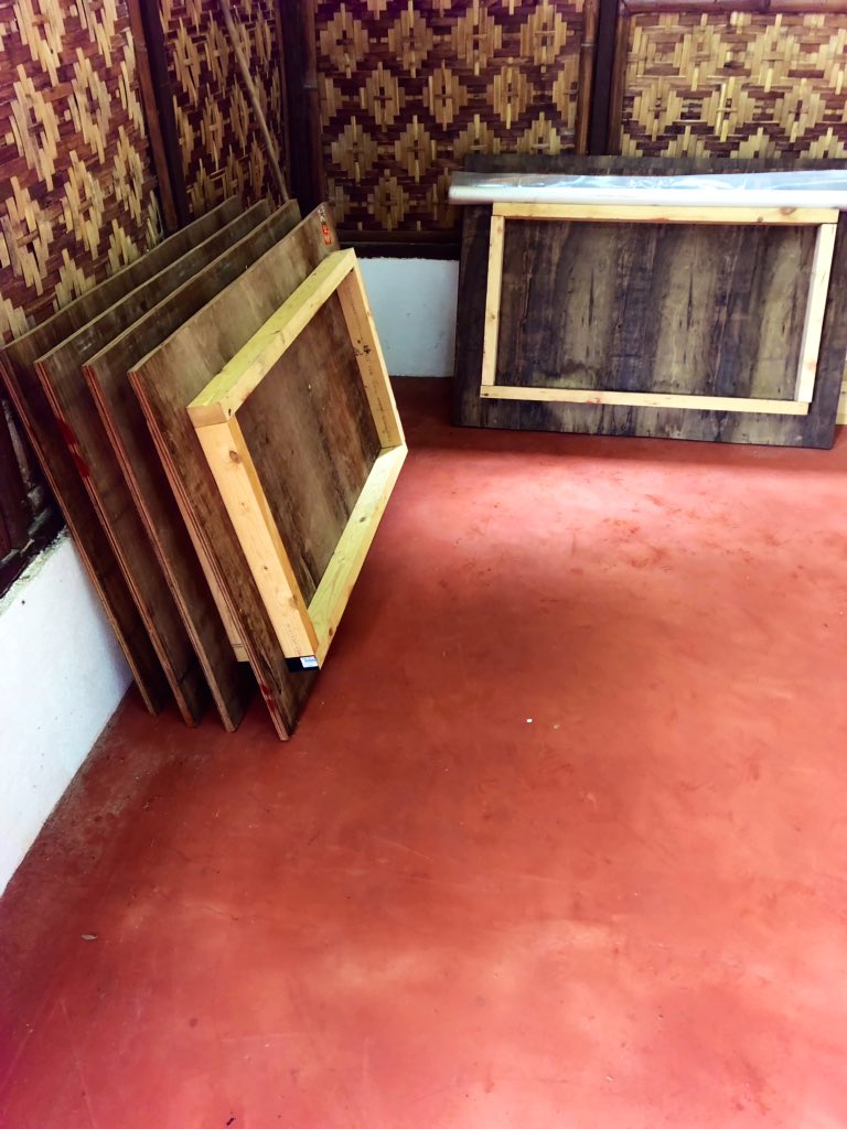 GeroldSchlegel's tweet photo. #GSchribig u Schriibstau... @juergwyss schafft abhilf, jetz sii alli 9 Tisch zämmegschrubt, alli Tischplatte foliert, dr Strom gat au u für Stromuusfäll au no Stromkabel zum Generator gleit.
So macht Entwickligshilf u Sozialarbet eifach freud. Ching u Froue hei e super Ruum https://t.co/OUjx2X7HHQ