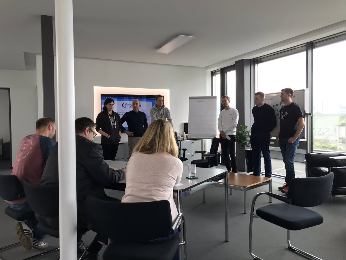 time2market_de's tweet photo. Beim #CodeRush19 stellt nun das Team#2 die App #froCard vor. Zur plastischen Darstellung des Nutzens dieser App, wurde zur Einleitung des Pitches ein kleines Rollenspiel vorgeführt 👏🏼. https://t.co/DYmVFP3Sz6