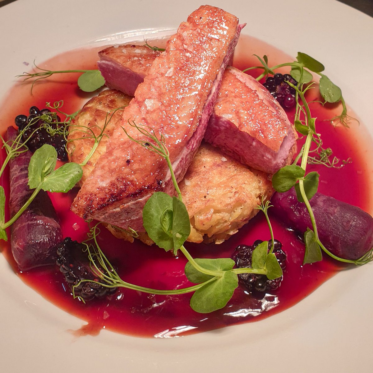 Friday special 🍽🥂
.
Pan-seared duck breast with potato rösti, purple carrots &amp; blackberries
.
#delicious #foodie #foodpic #tasty #publife #countrypub #weekendshanigans #weekendvibes #funfriday