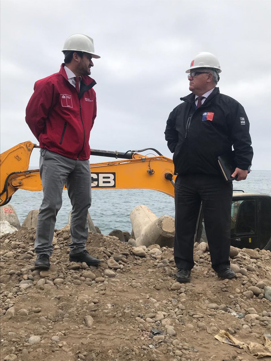 MOPValparaiso's tweet photo. #Ahora Más de 800 millones invertimos en las obras de enrocado en Paseo Juan de Saavedra para proteger infraestructura y linea de metro
Seremi @Raul_Fuhrer inspeccionó esta primera etapa junto a director regional  de #ObrasPortuariasMOP 
@ChristianWund10 https://t.co/AhclOjtk5q
