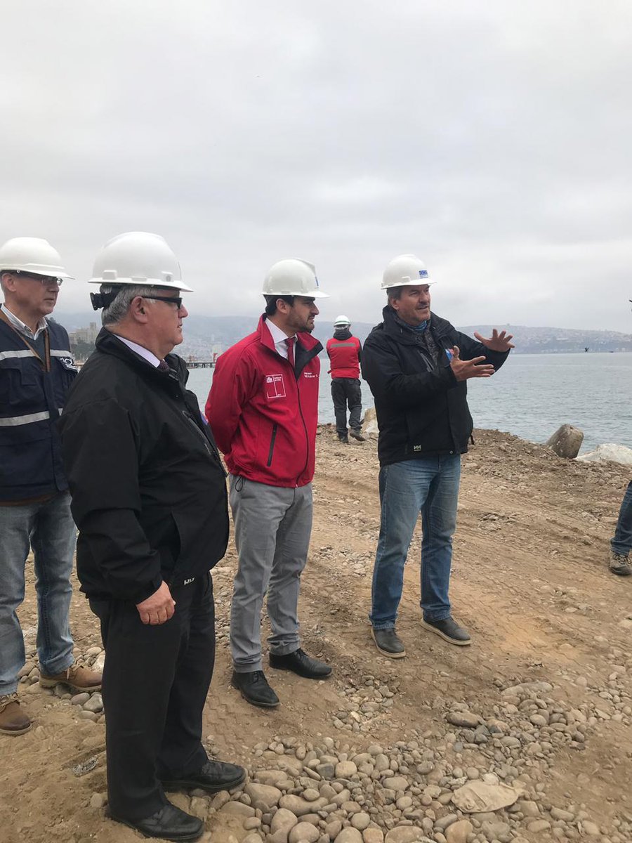 MOPValparaiso's tweet photo. #Ahora Más de 800 millones invertimos en las obras de enrocado en Paseo Juan de Saavedra para proteger infraestructura y linea de metro
Seremi @Raul_Fuhrer inspeccionó esta primera etapa junto a director regional  de #ObrasPortuariasMOP 
@ChristianWund10 https://t.co/AhclOjtk5q