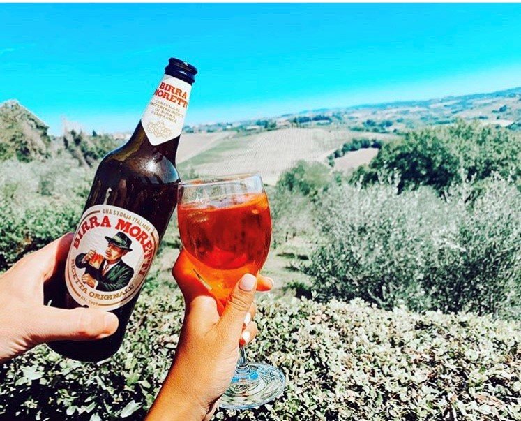Whether you’re picking apples or olives this weekend, don’t forget to stop enjoy the view 🍏🍎🍺 #CosìSiBeve #Fuori
.
.
.
.
.
Enjoy Birra Moretti Responsibly 
#Autumn #Fall #Apples #ApplePicking #Olives #Chalice #CosìSiBeve #Birra #Italia #Italy #NewYork #Beer #Baffo #🇮🇹 #🍺 #🍎