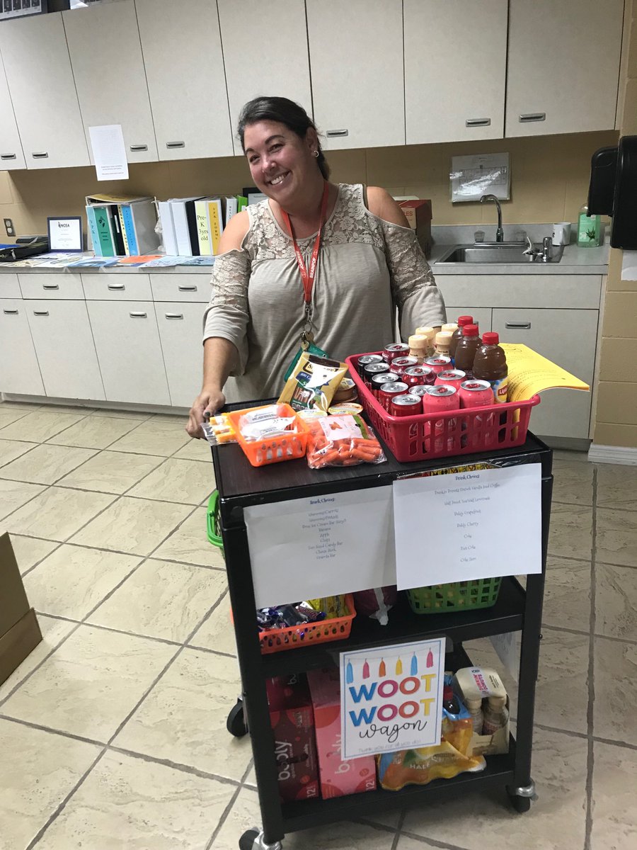 BrianWheeler82's tweet photo. Ms. G bringing the “Sunshine” club to life! #HappyFriday ⁦@SEAS_Knights⁩ ⁦@mrs_sgriffin⁩ https://t.co/TYbqobEhQa