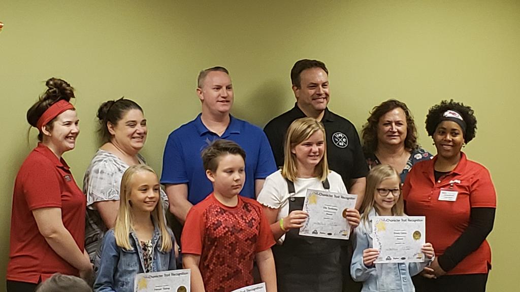 tjkatzer's tweet photo. Group photo at the Hy-Vee character recognition event. Kids were so excited! #lpsleads @ADdolphins @LPSFranklinElem https://t.co/ulORoEL3wS