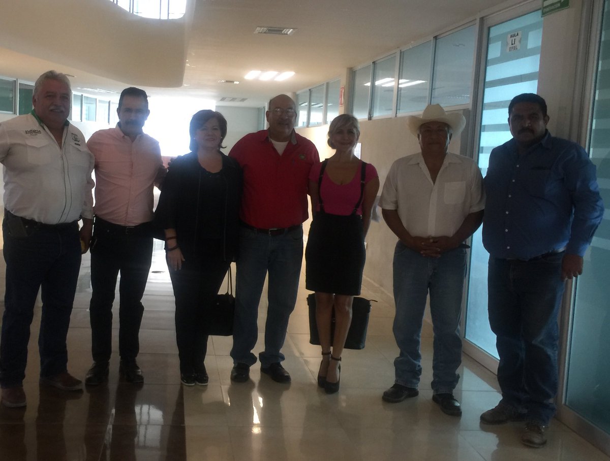 coecytrl1's tweet photo. Inauguración por @coecytcoahuila y @uaaanoficial para el #CILC del Taller “Aumento de la productividad, competitividad y sustentabilidad de la cadena productiva de carne y leche de cabras en sistemas extensivos del norte de México” en #UPRL @vmario_garza @Avelinohdz @Inda_medina https://t.co/7jJAa75wCq