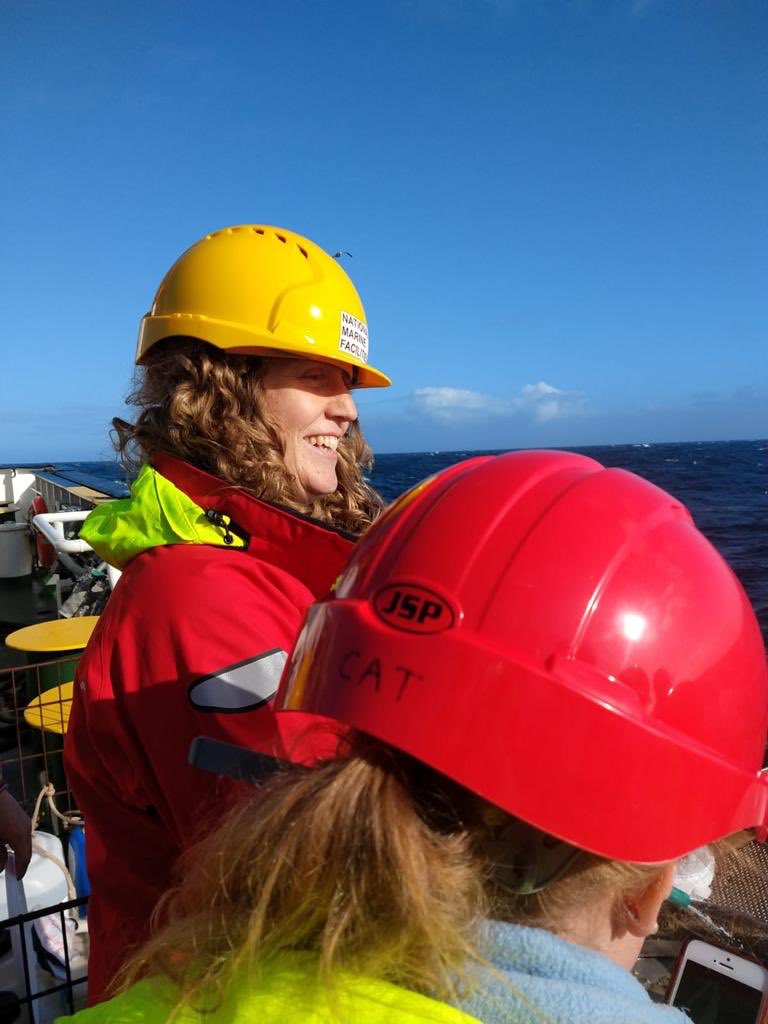 LDeClippele's tweet photo. Team #boxcore enjoying the #sunshine - big thanks to @HayleyHinchen @JNCC_UK for being a top siever! @eu_atlas @CLASS_UKRI https://t.co/CuxNI9h3iJ