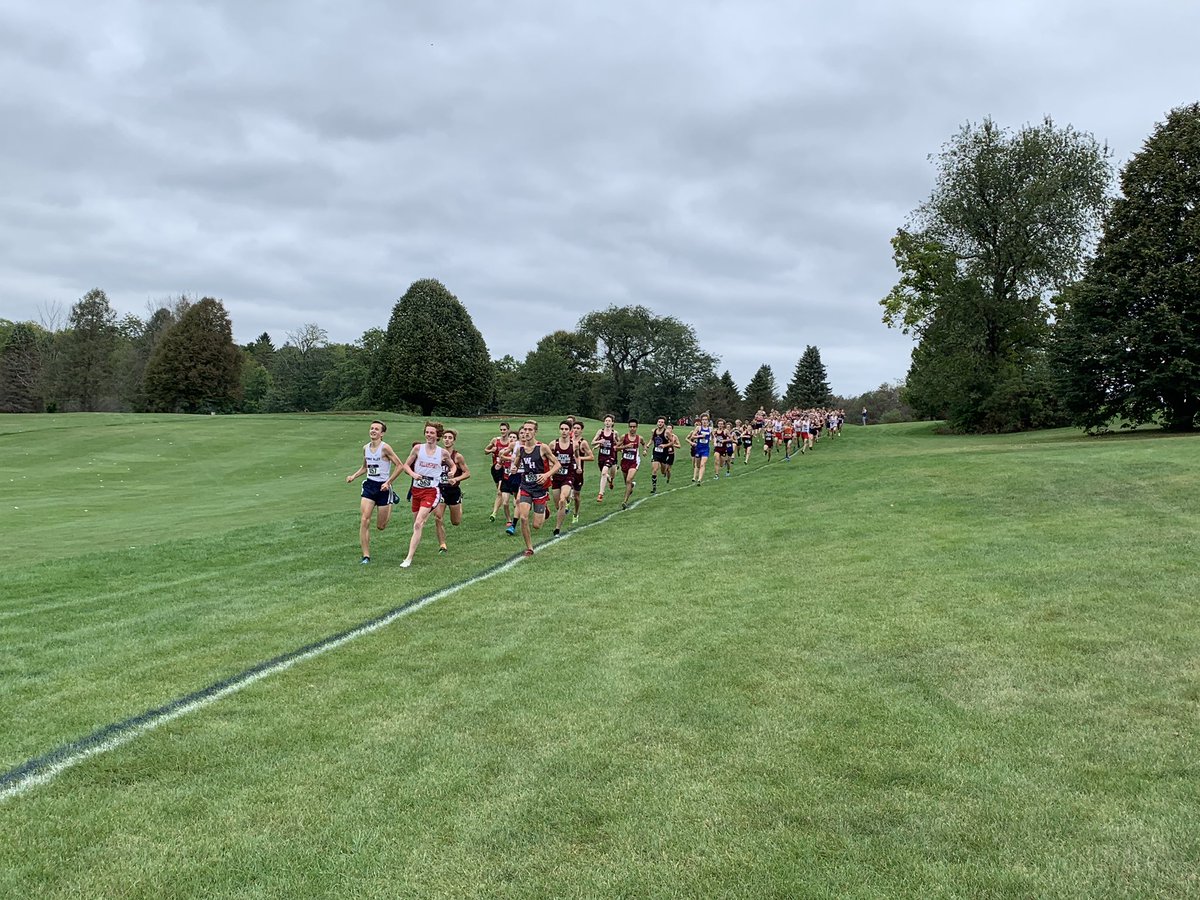 Boys race is off as they make their way down the first downhill. All the favorites are up there #SpikedShoeInvite