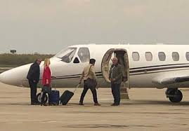 FerIglesias's tweet photo. Con el debido respeto, no veo uso más apropiado para un avión sanitario encargado de transportar gente enferma que el de llevar intendentes del conurbano a una reunión peronista en Tucumán. https://t.co/KKy58LsOZ7