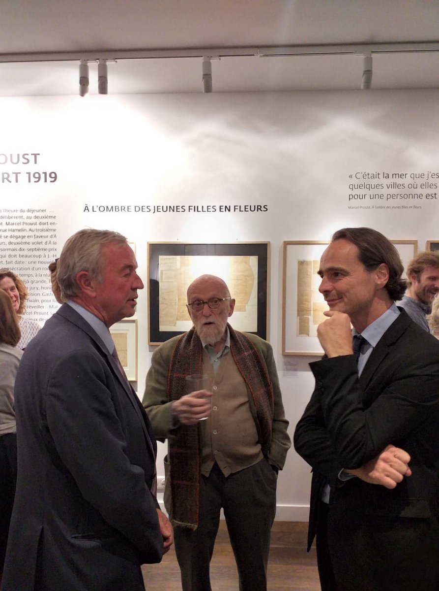 H_Litteraires's tweet image. #VendrediLecture parution sous étui en tirage limité chez @Folio_livres de "À l’ombre des jeunes filles en fleurs" ! Avec une illustration originale de Pierre #Alechinsky, et un livret évoquant "#Proust, prix Goncourt" de @ThierryLaget, il est aussi estampillé Hôtel #LeSwann !